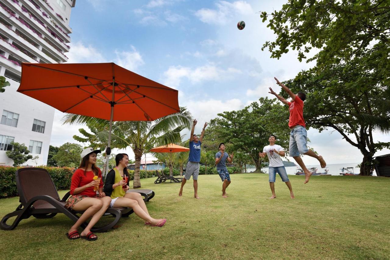 Lexis Suites Penang Bayan Lepas Εξωτερικό φωτογραφία The lawn at the beach resort