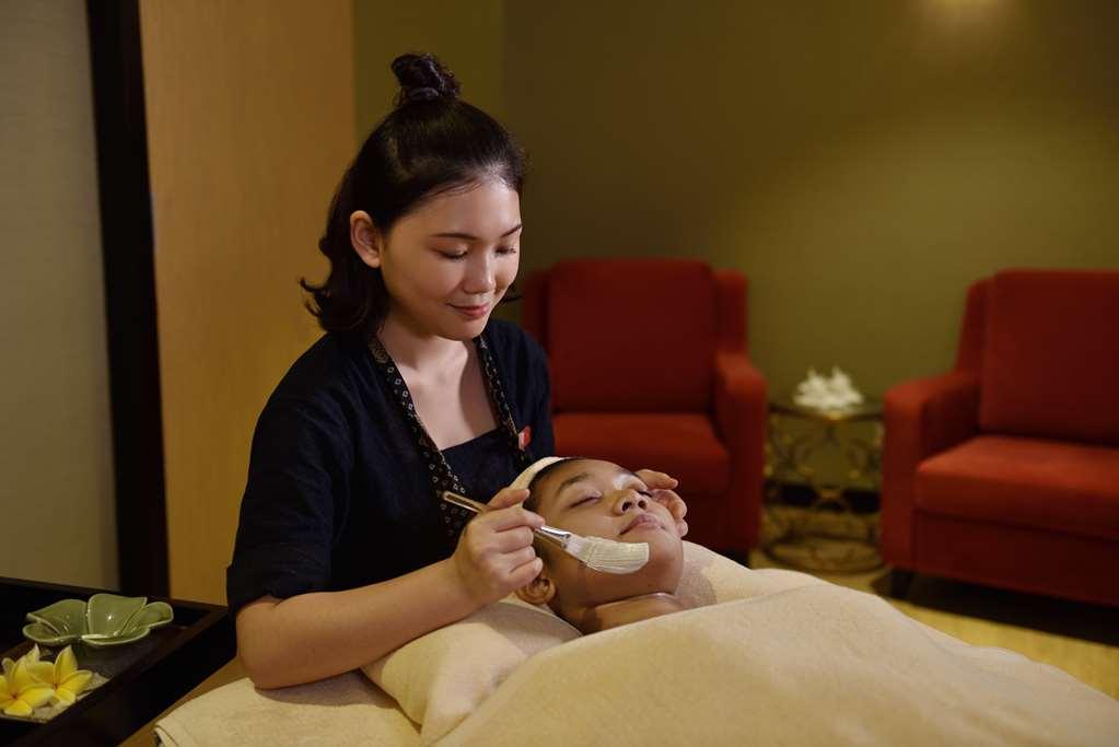 Lexis Suites Penang Bayan Lepas Εξωτερικό φωτογραφία A woman receiving a facial treatment