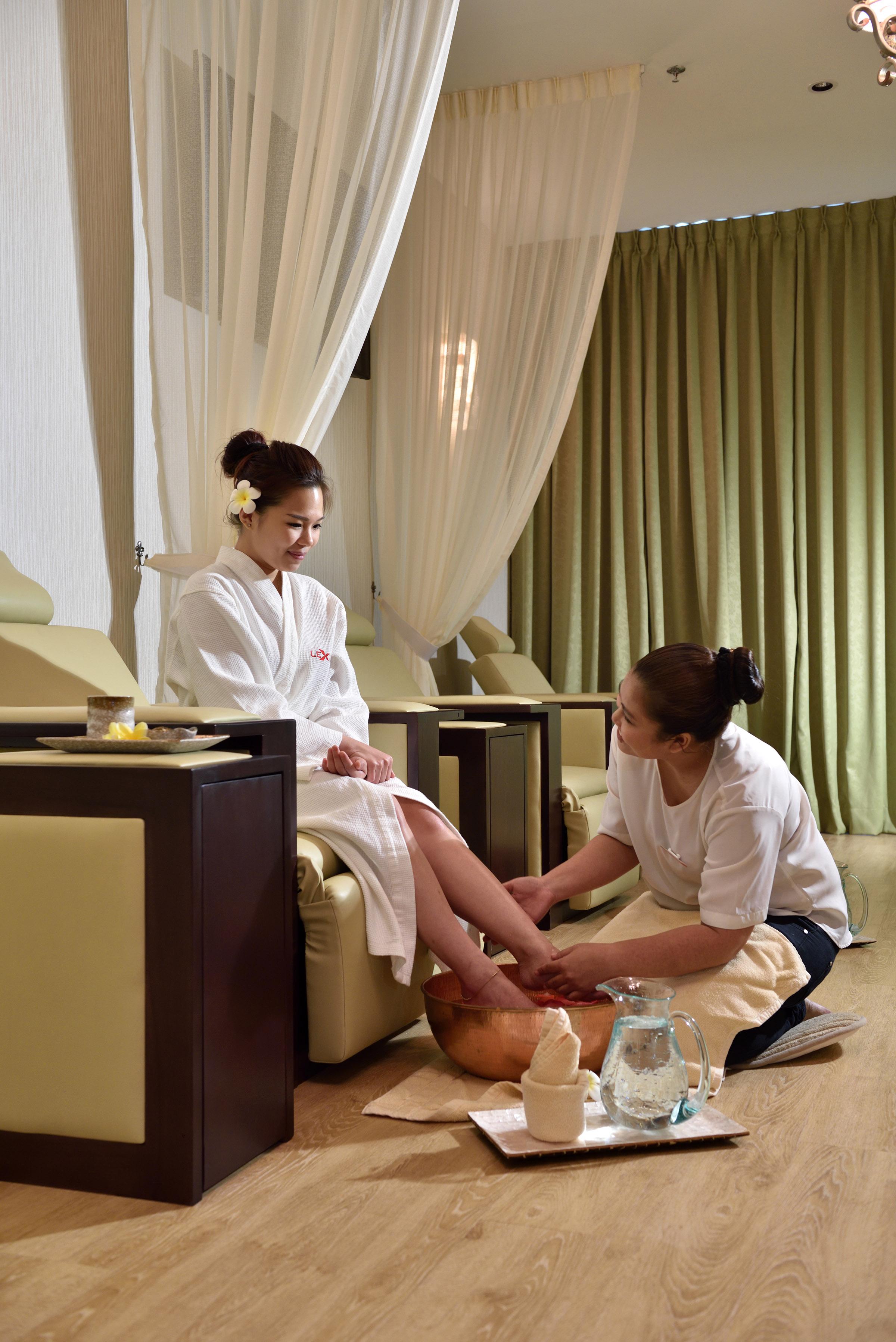 Lexis Suites Penang Bayan Lepas Εξωτερικό φωτογραφία A foot massage