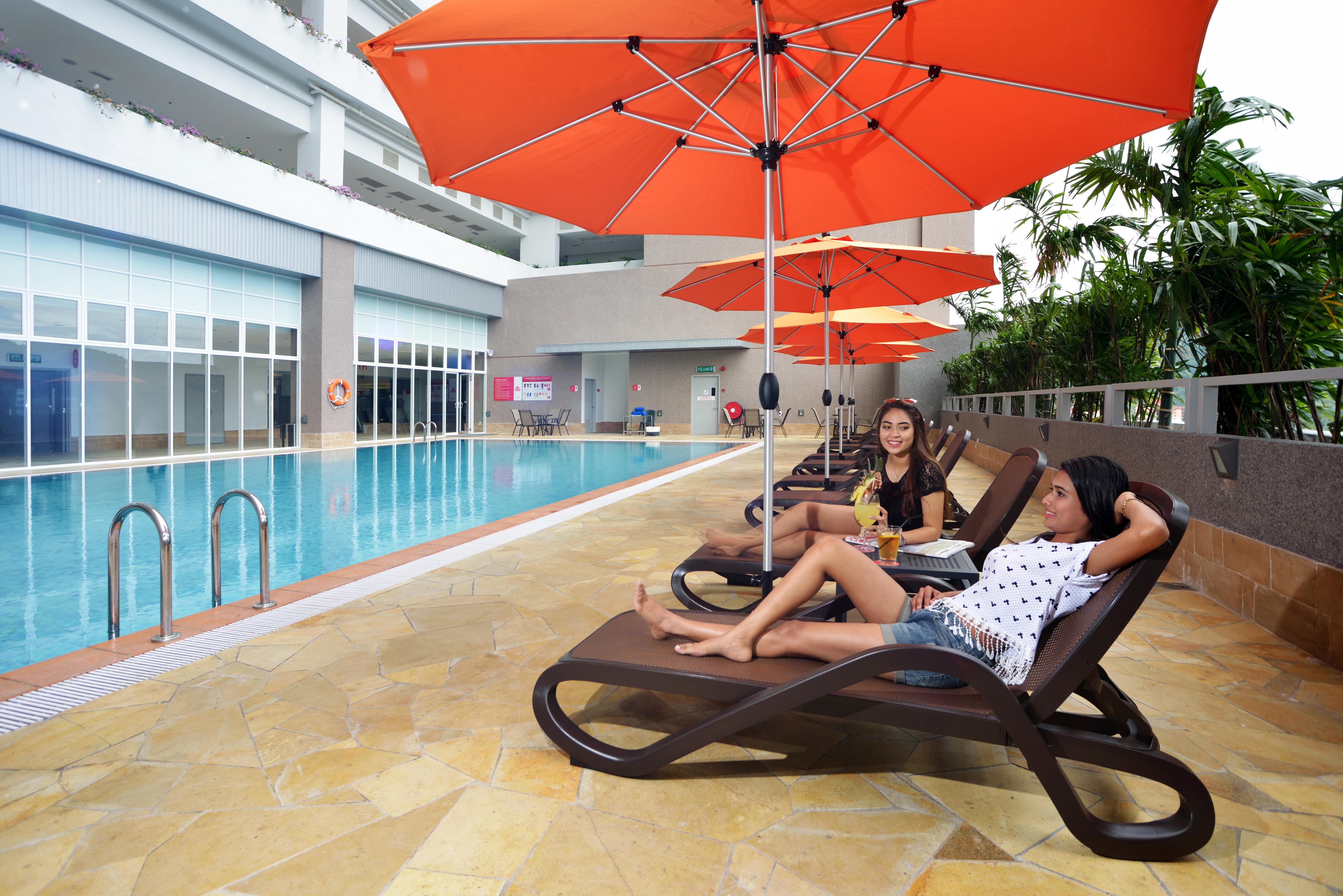 Lexis Suites Penang Bayan Lepas Εξωτερικό φωτογραφία Pool at the hotel