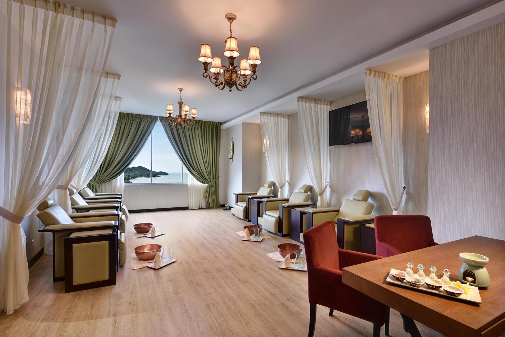 Lexis Suites Penang Bayan Lepas Εξωτερικό φωτογραφία The interior of the lounge