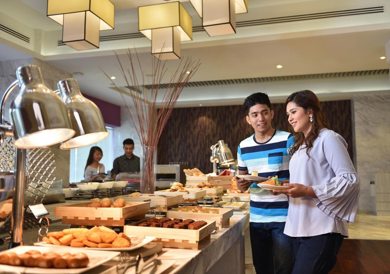 Lexis Suites Penang Bayan Lepas Εξωτερικό φωτογραφία A buffet at a hotel