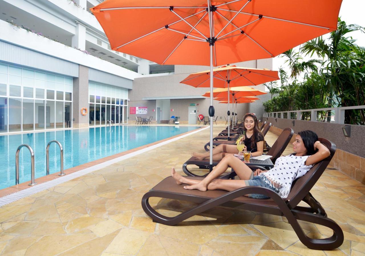 Lexis Suites Penang Bayan Lepas Εξωτερικό φωτογραφία Poolside at the hotel