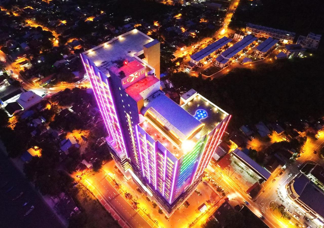 Lexis Suites Penang Bayan Lepas Εξωτερικό φωτογραφία Aerial view of the hotel at night