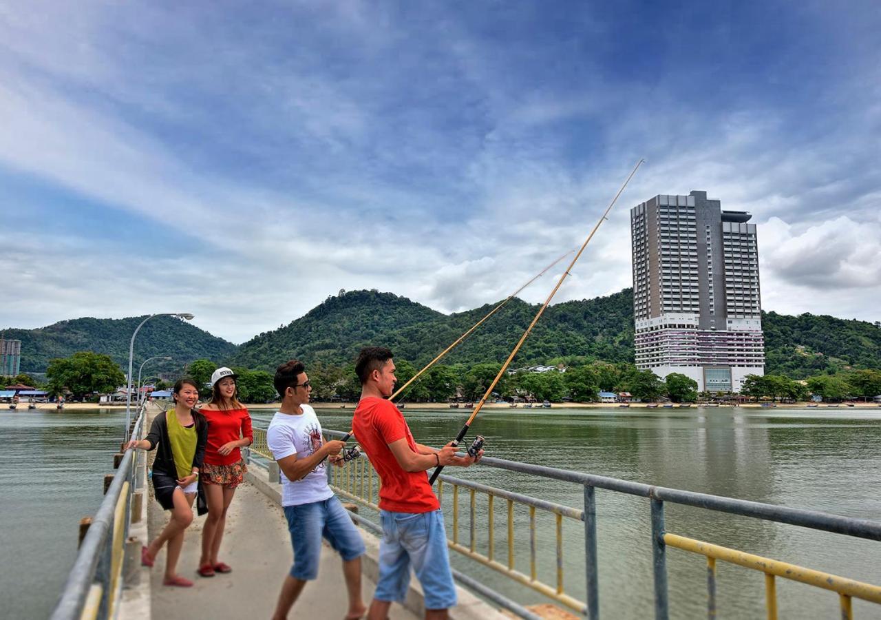 Lexis Suites Penang Bayan Lepas Εξωτερικό φωτογραφία Anglers at the Marina East Pier